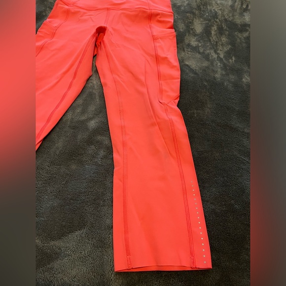 Lululemon cropped leggings, size 4, lightly used - Picture 4 of 6